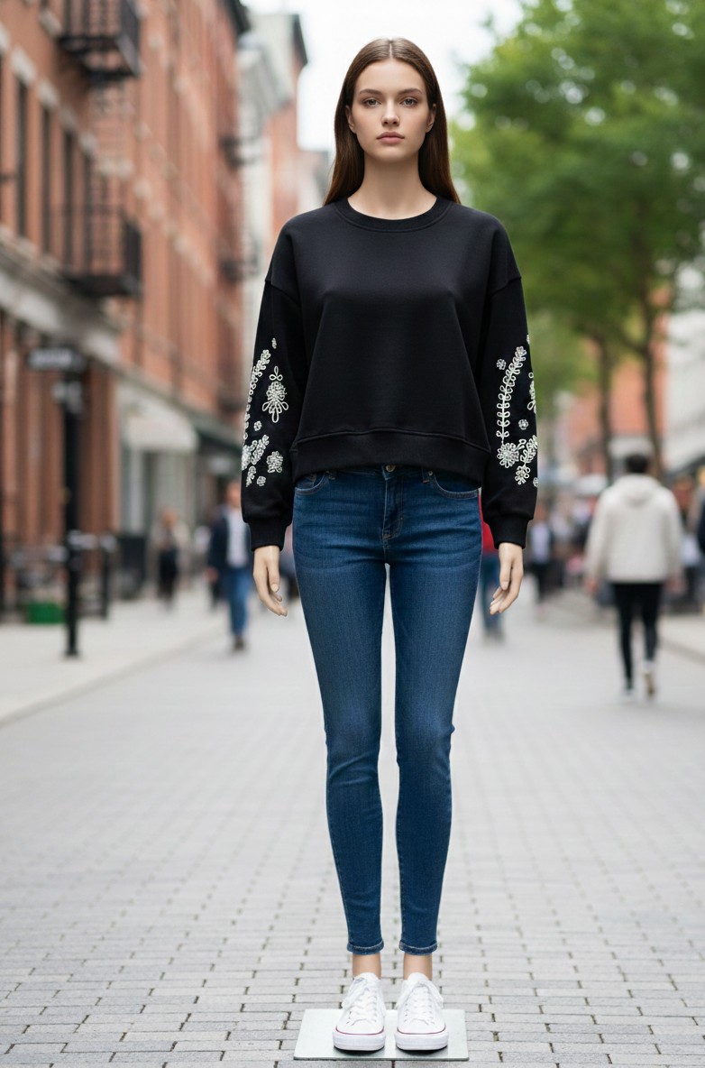 SİYAH KOLDA ÇİÇEK DETAYLI SWEATSHIRT